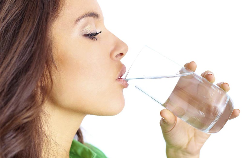 Beber água ajuda a saciar a fome