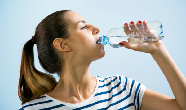 Beber água ajuda a secar barriga
