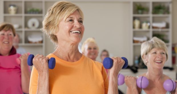 mulheres na menopausa praticando atividades físicas