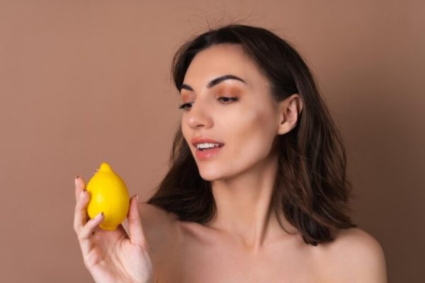 Vitamina C combate o envelhecimento precoce da pele